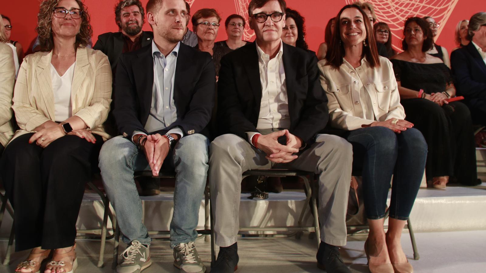 El presidente de la Generalitat, Salvador Illa, con algunos de los candidatos a la alcaldía del partido en las próximas elecciones municipales
