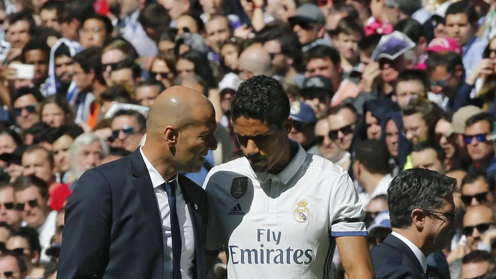 Varane conversa amb Zidane després d'abandonar el terreny de joc