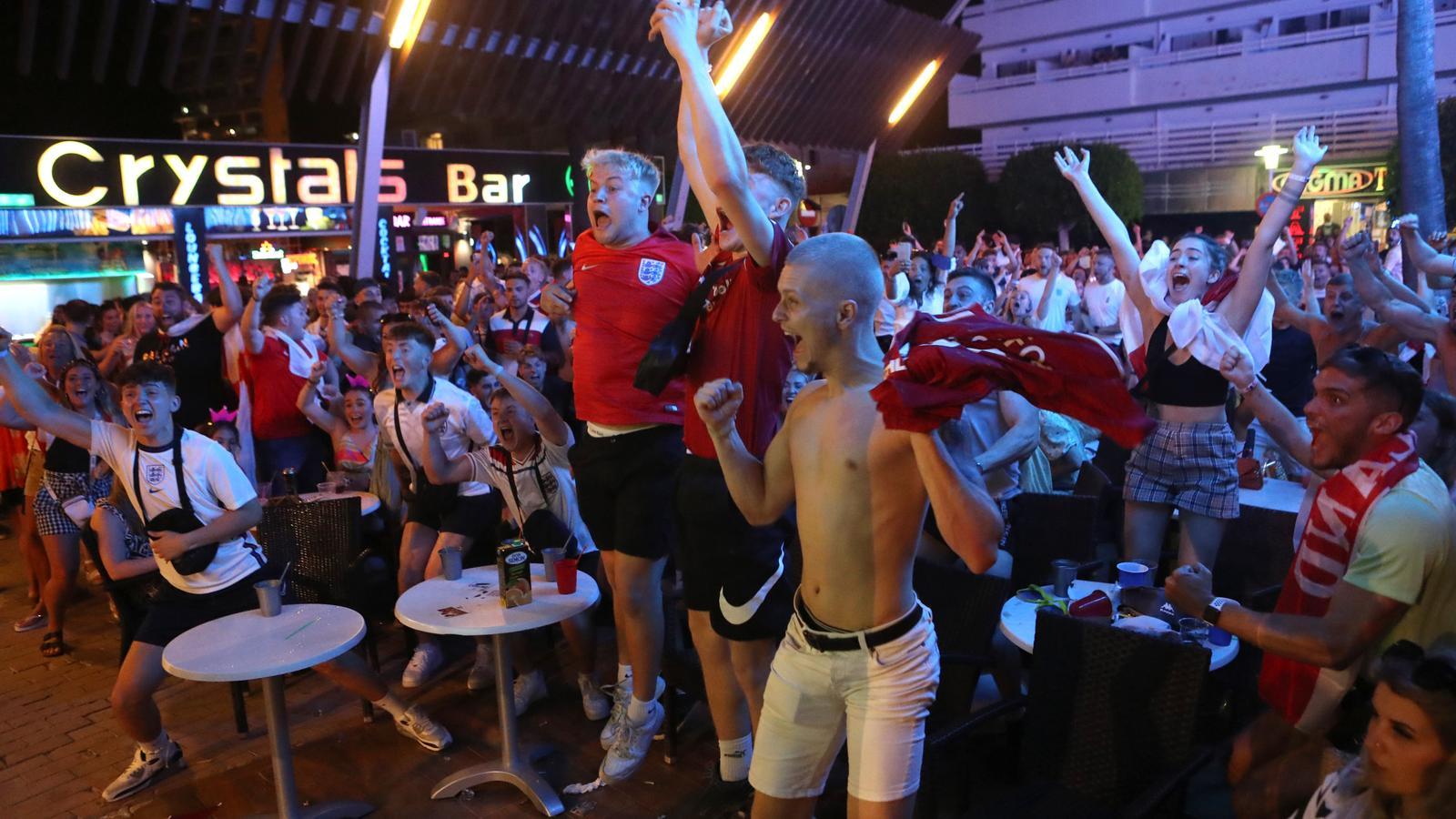 Britische Fans während eines Spiels der letzten Europameisterschaft in Magaluf.