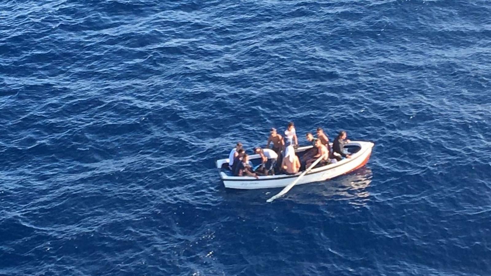 Una pastera amb una desena de migrants, arriban a Cala Figuera, Mallorca.