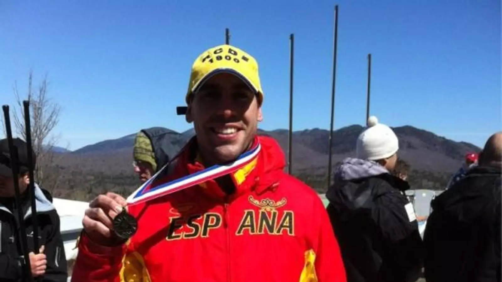 Ander Mirambell, celebrant la medalla de plata / @AnderSkeleton