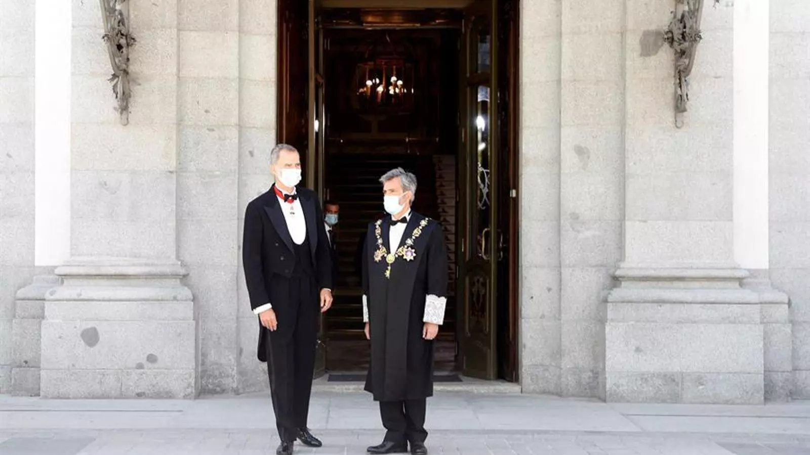 El rei Felip VI i el president del CGPJ i del Tribunal Suprem, Carlos Lesmes, en l'arribada a l'acte d'obertura de l'any judicial