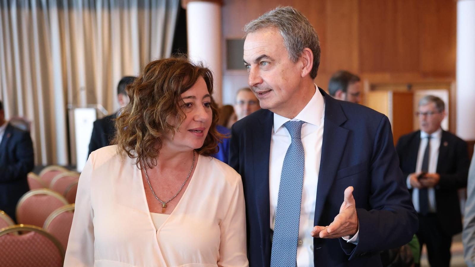 Francina Armengol und José Luis Rodríguez Zapatero bei einer Veranstaltung des ehemaligen spanischen Ministerpräsidenten auf Mallorca im Jahr 2023.