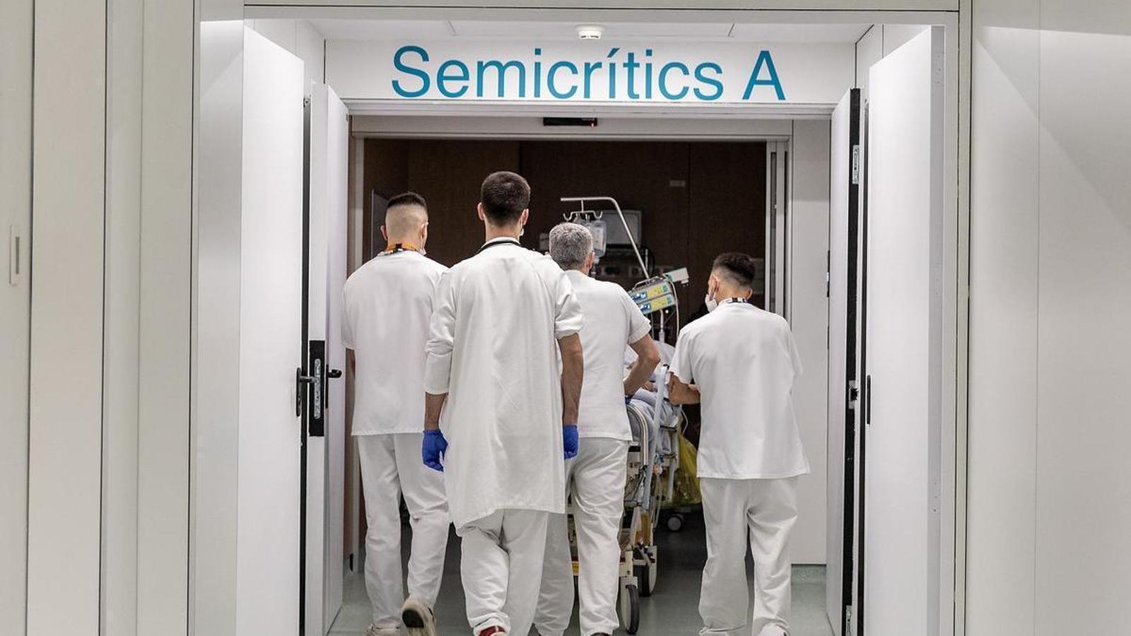 The emergency medical team entering the semi-critical area of Sant Pau.