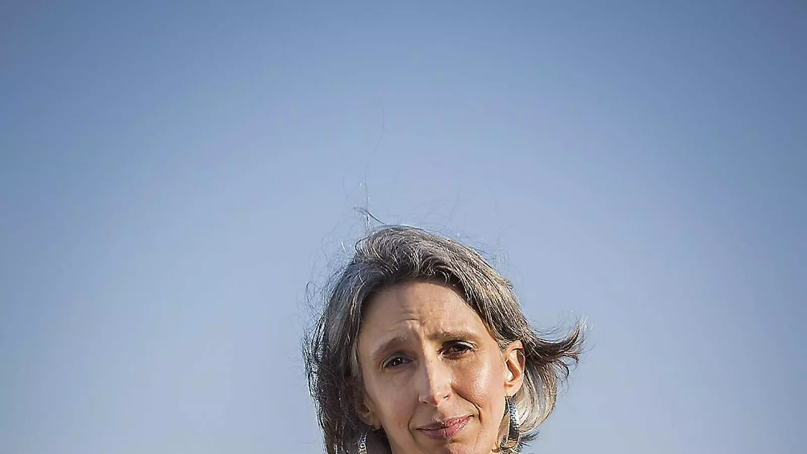 Mona Chollet no amaga els cabells blancs ni la seva independència. La periodista i escriptora va presentar Brujas a Barcelona.