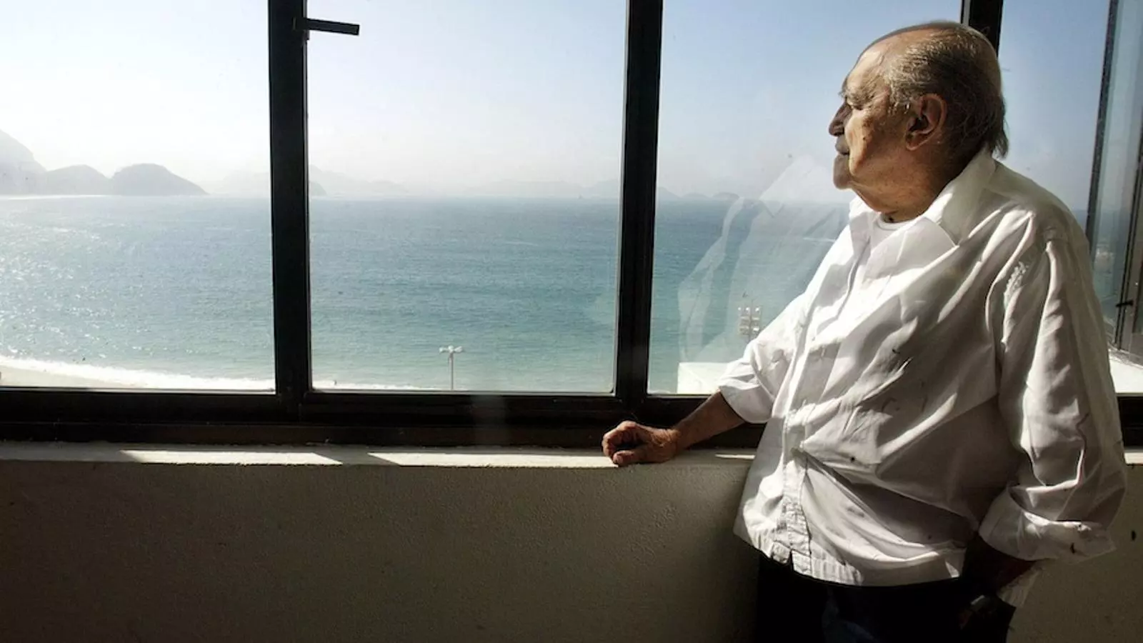 L'arquitecte brasiler Oscar Niemeyer al seu estudi el 2003, mirant la platja de Copacabana / REUTERS