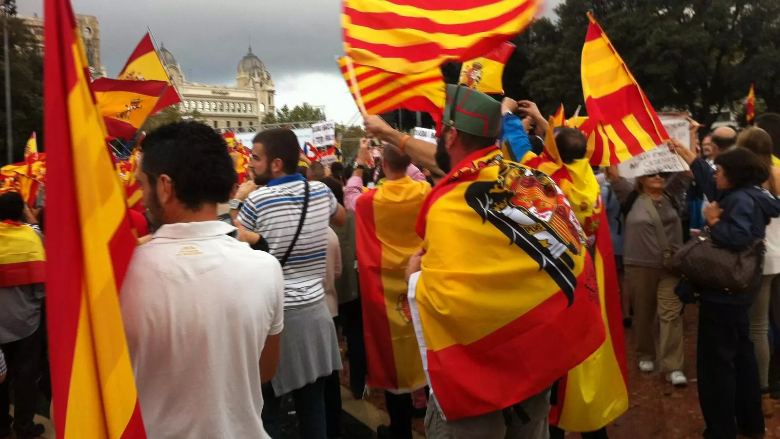 Alguns dels manifestants han lluït banderes preconstitucionals i símbols militars espanyols