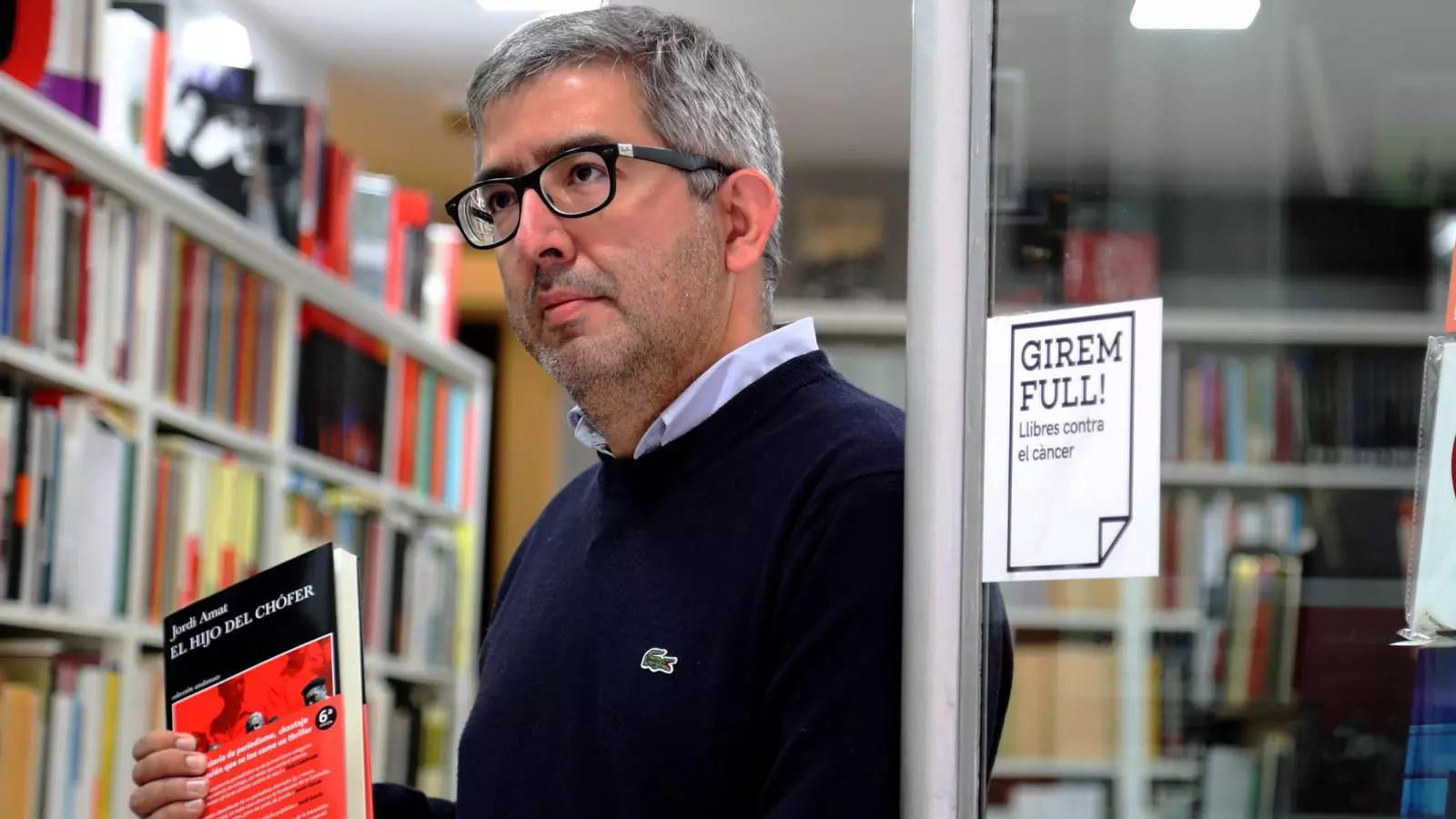 Jordi Amat amb un exemplar d''El fill del xofer' a l'entrada de la Llibreria Ramon Llull, aquest divendres a Palma.