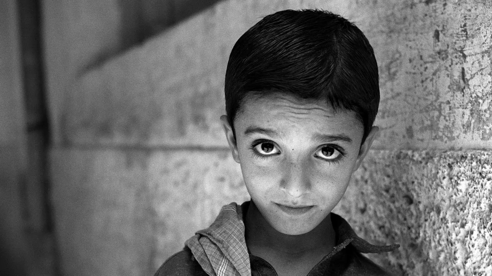 Un niño después de la oración al exterior de una mezquita a Peshawar, Pakistán