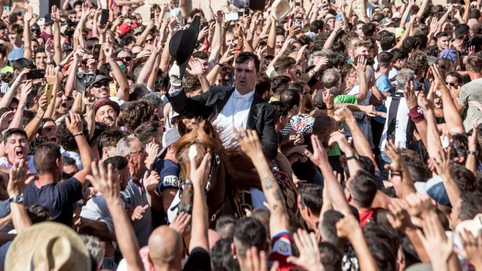 El Caixer Senyor, Borja Saura, entrant a la plaça del Born.