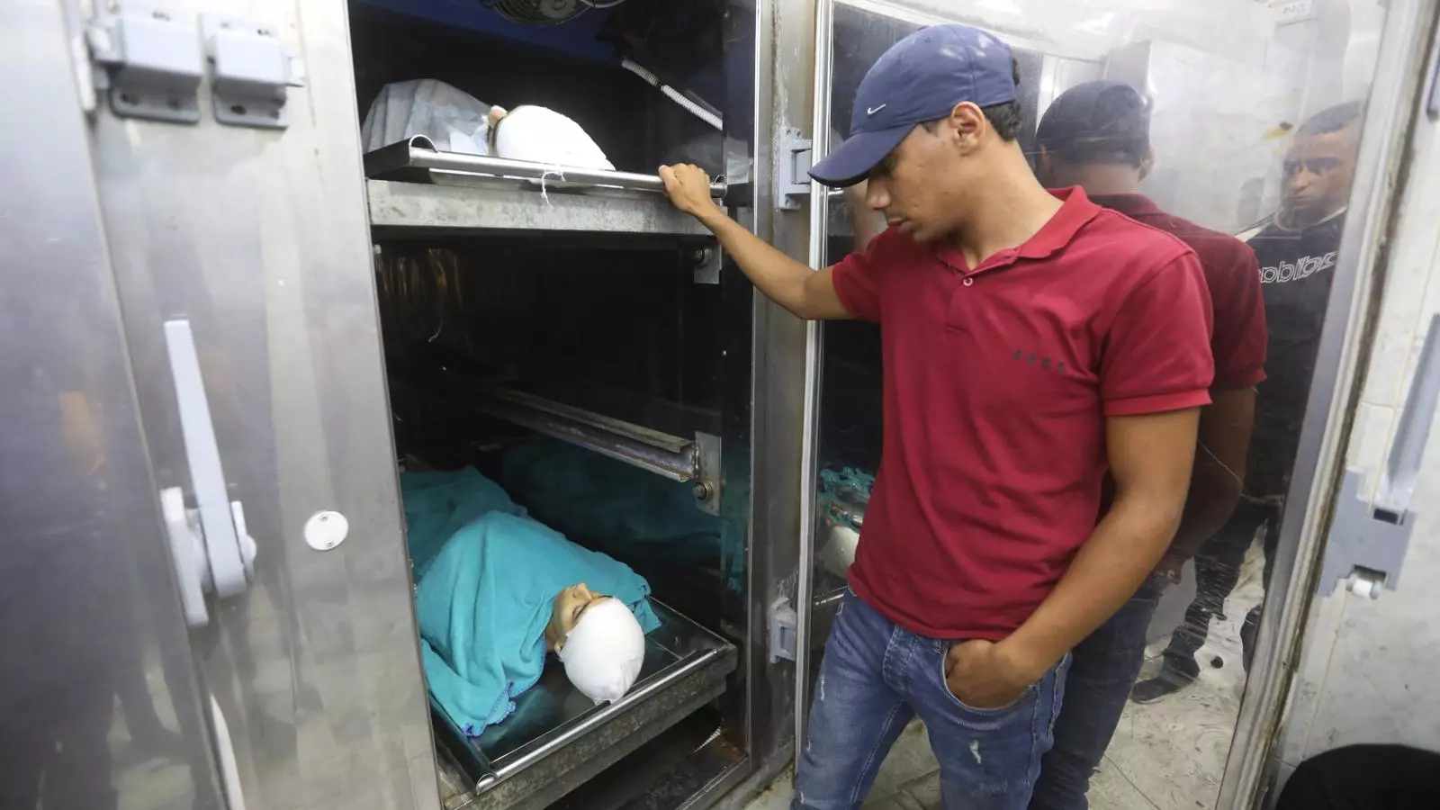 Un home palestí mira el cos de dos de quatre palestins a l’interior de l’hospital de Jenin després d'haver mort durant els enfrontaments amb les tropes israelianes al camp de Jenin, a prop de la ciutat de Jenin, a Cisjordània