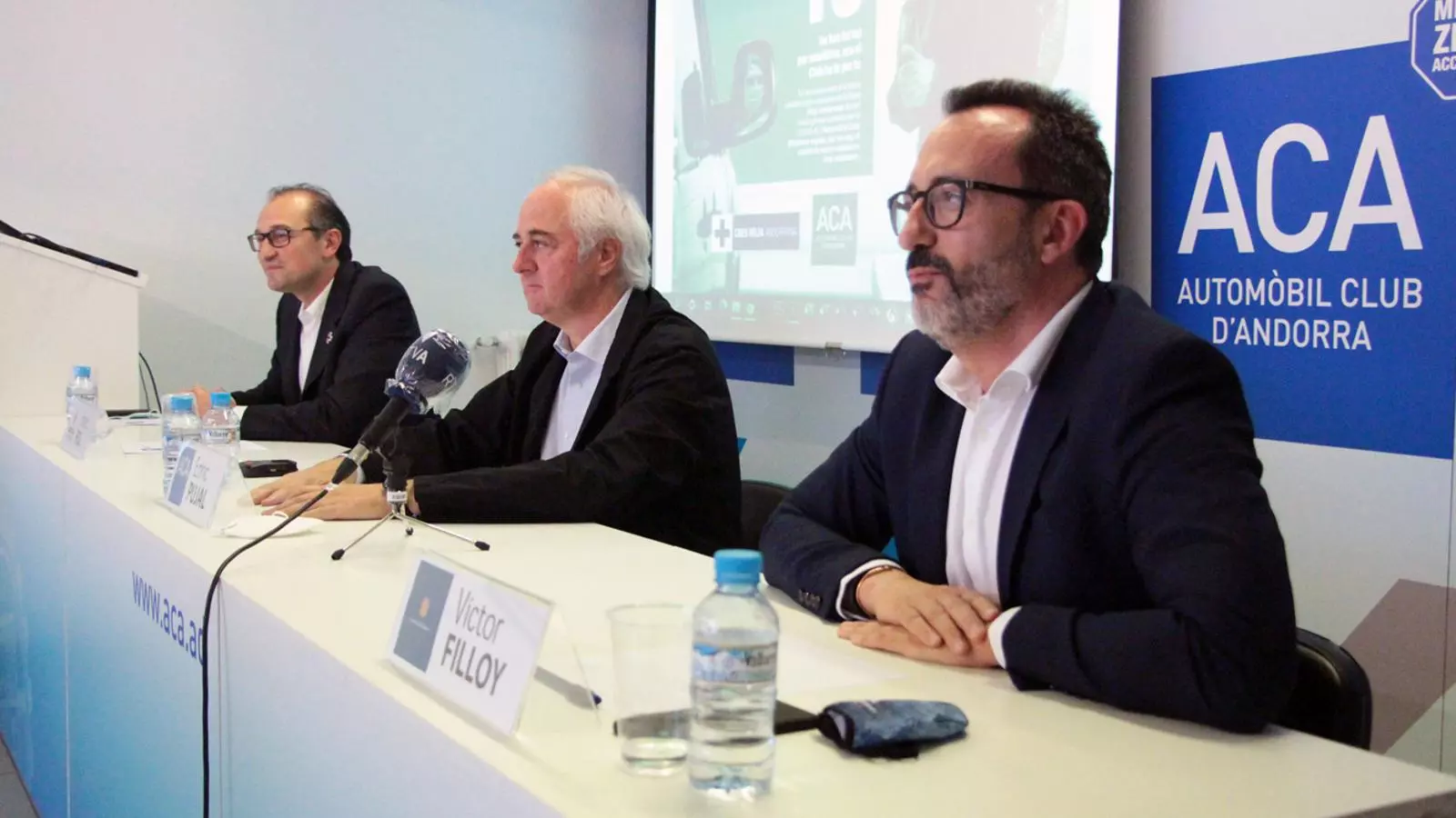 El president de la Creu Roja Andorrana, Josep Pol; el president de l'ACA, Enric Pujal, i el ministre d'Afers Socials, Habitatge i Joventut, Víctor Filloy, durant la roda de premsa celebrada aquest dimecres. / M. P. (ANA)