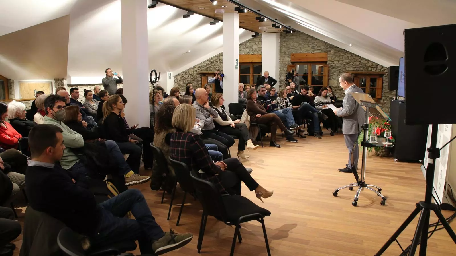 Un instant de la reunió de poble de Sant Julià de Lòria, celebrada a la sala Sergi Mas de la Casa Comuna.