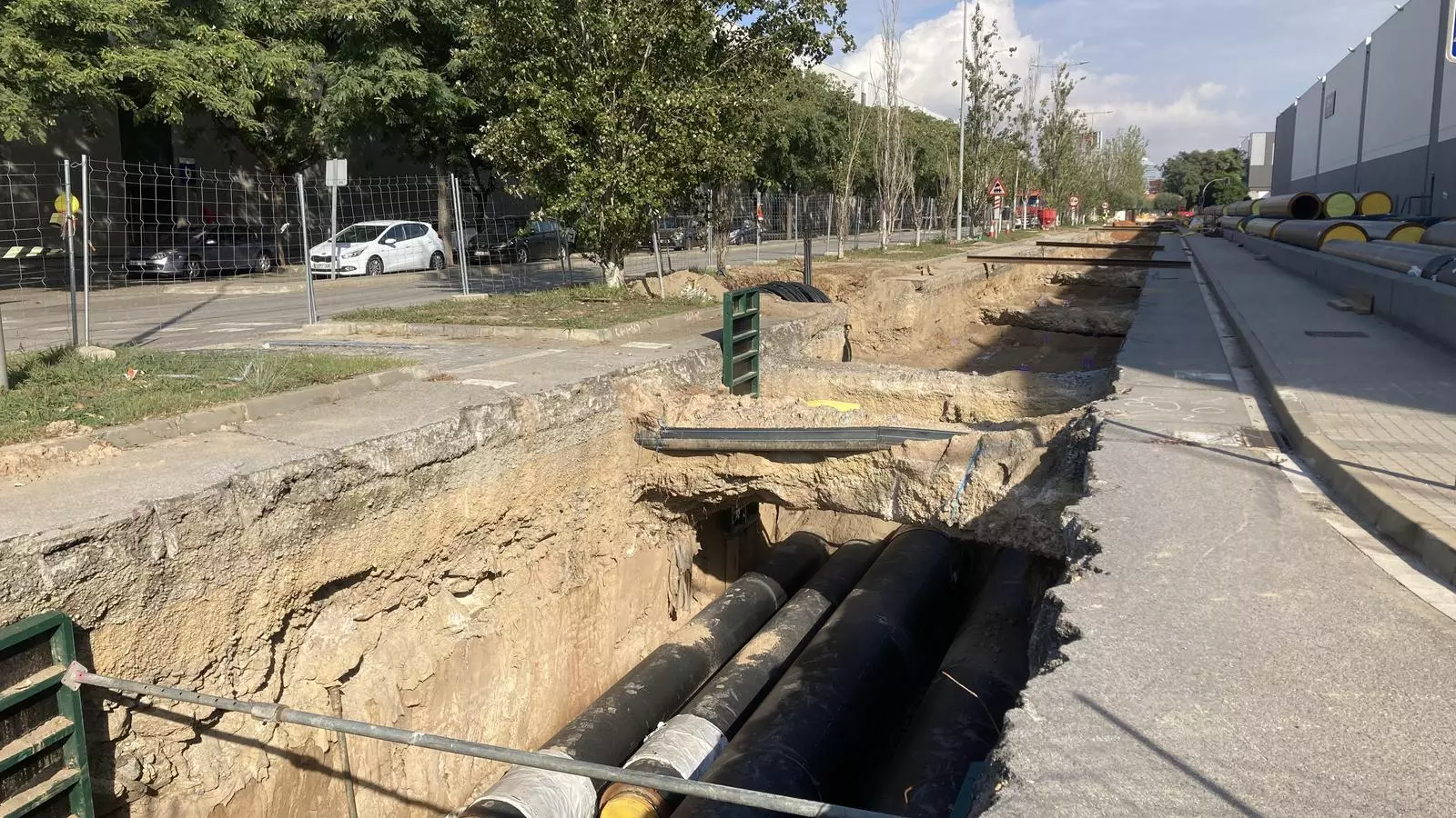 Les canonades que s'estan construint, a la Zona Franca, per a la nova xarxa de fred