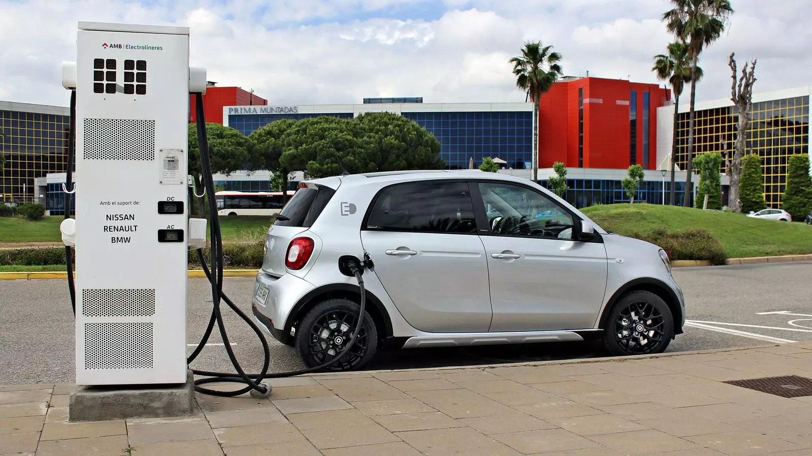 Un Smart eléctrico durante el proceso de carga