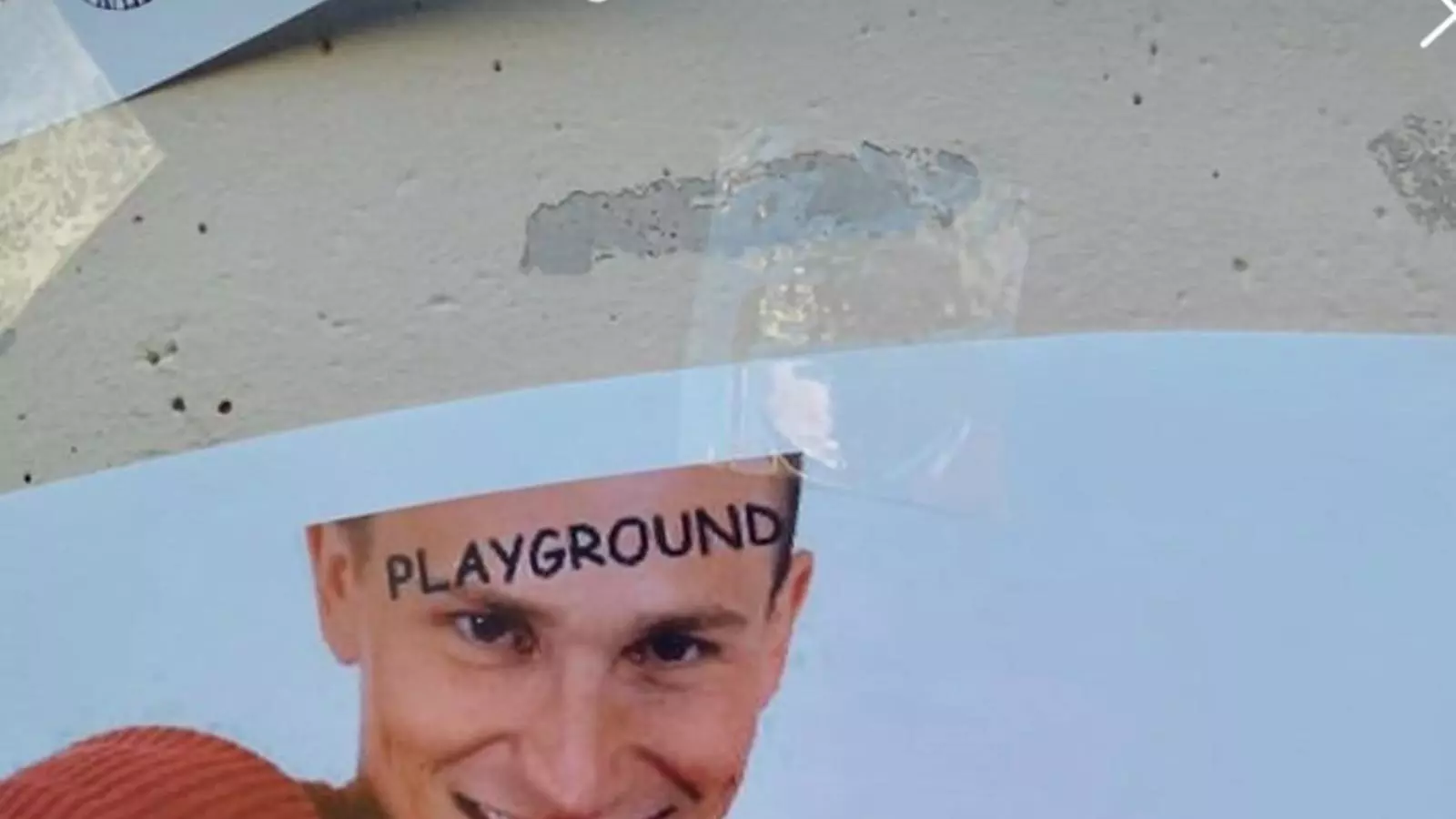 Els treballadors de PlayGround protesten contra l'ERO empaperant el carrer amb mems