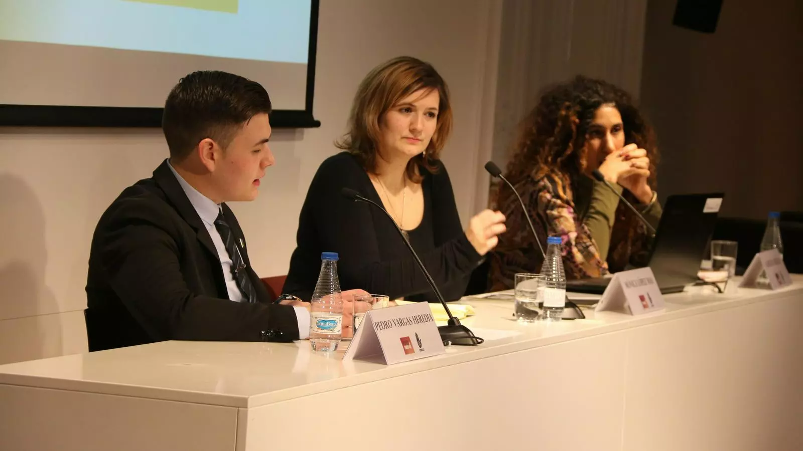 Pedro Vargas Heredia, Mónica López Mas, i Kaire Ba Dejuan, durant la roda de premsa de SOS Racisme al Col·legi de Periodistes