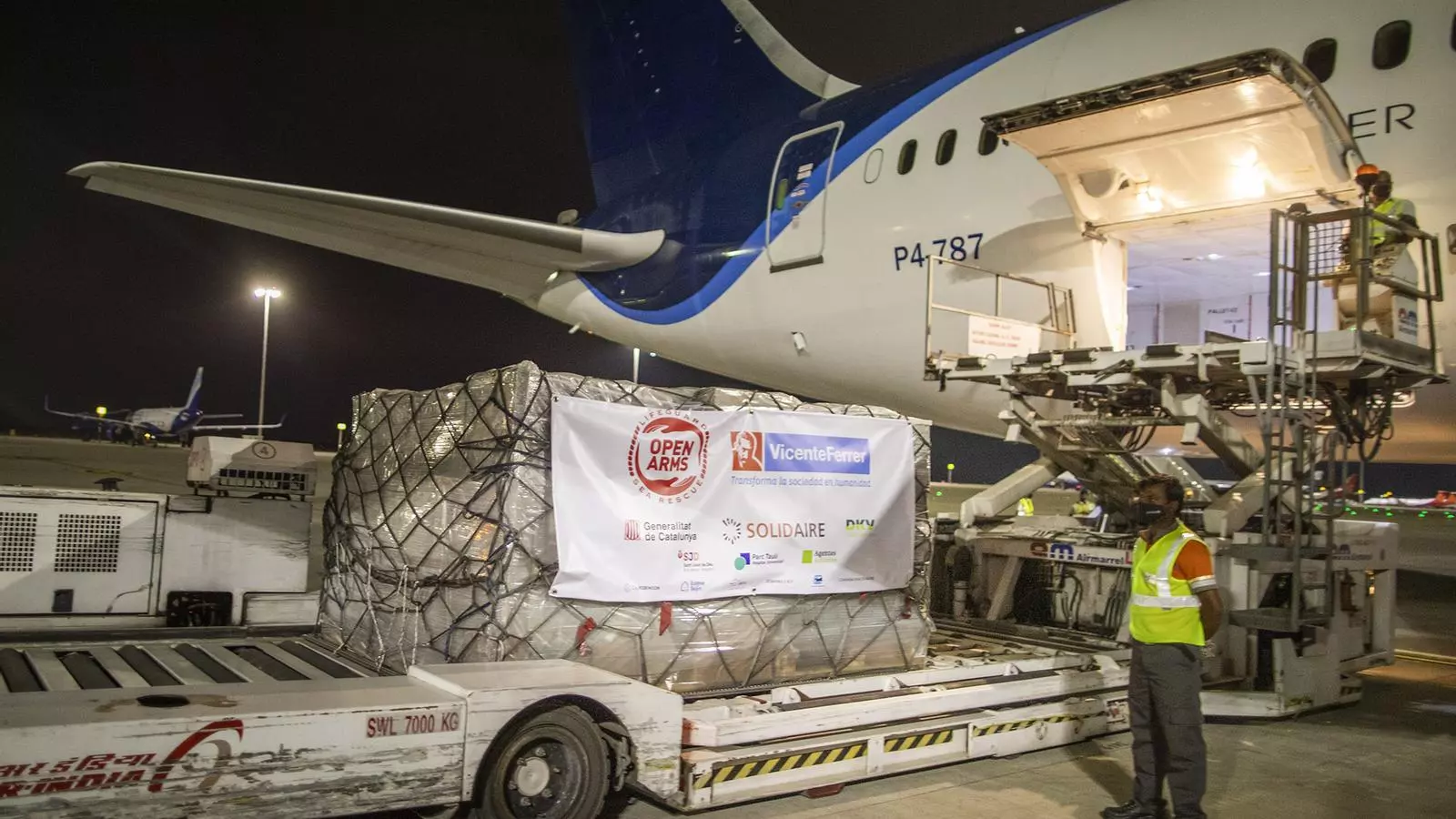 Arribada del material sanitari enviat poer Open Arms i Fundació Vicente Ferrer a l'aeroport de Bangalore, a l'Índia.