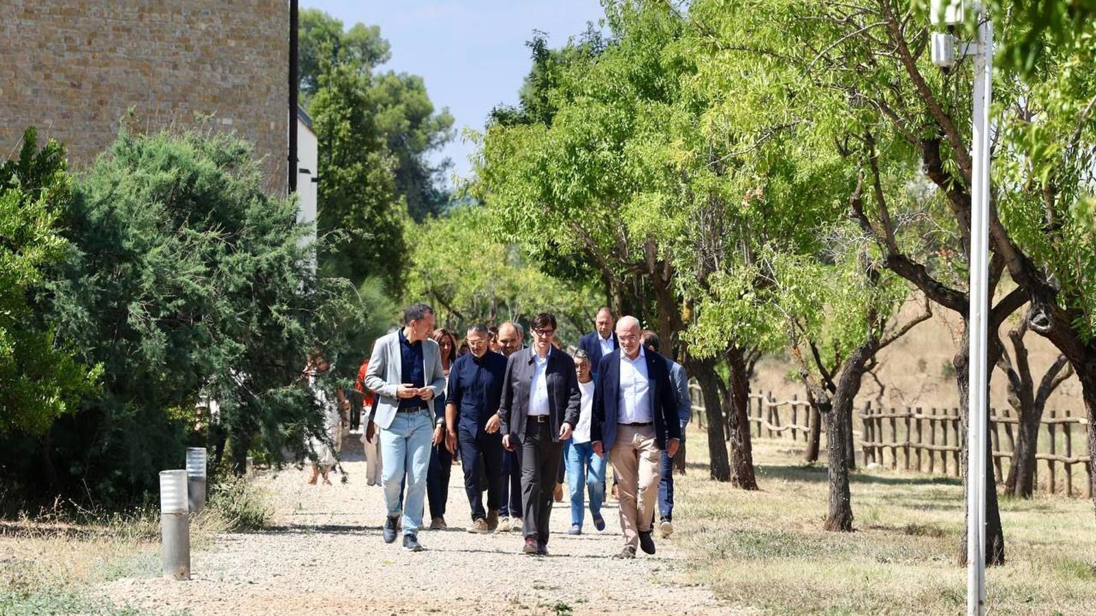 Salvador Isla with the councilors in Arnes.