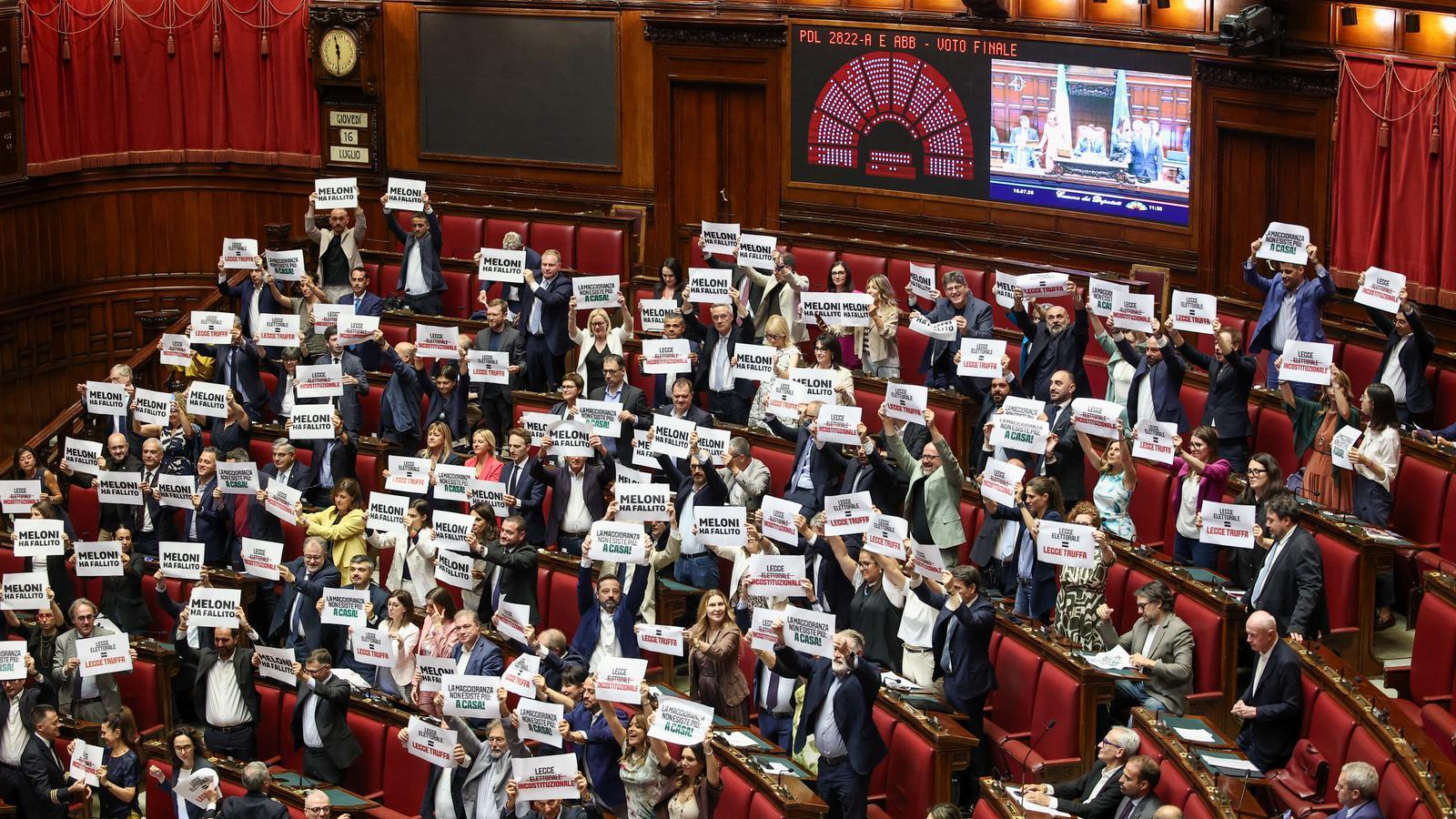 Parlamentarios italianos protestan contra el proyecto de ley de reforma electoral de Meloni, este jueves en la Cámara de Diputados de Italia, Roma.