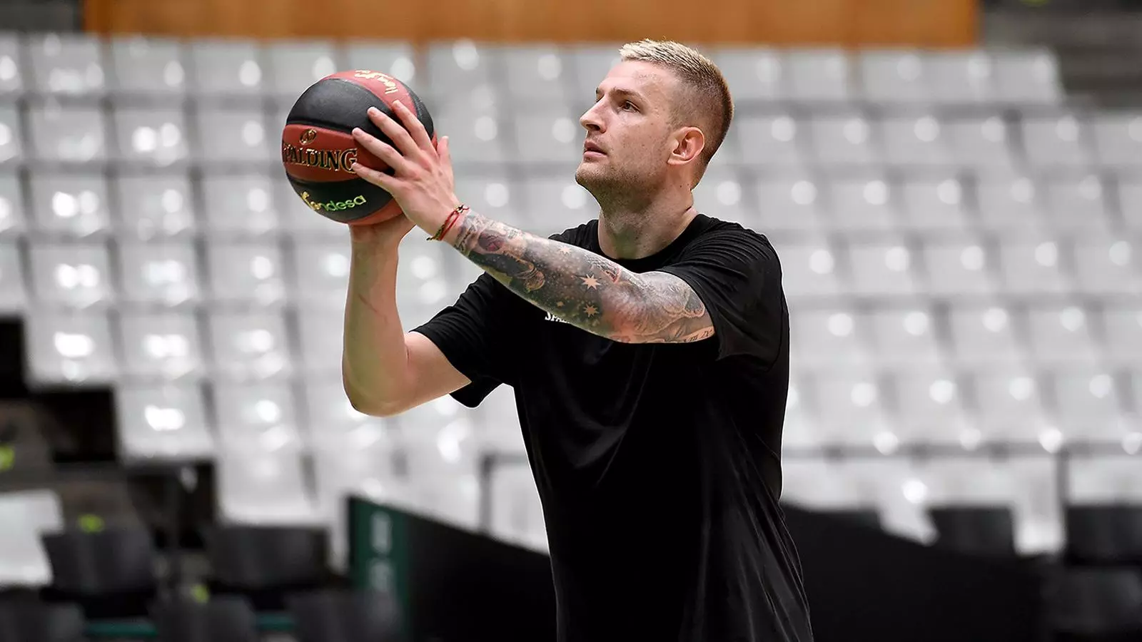 Omic, jugador de bàsquet del Joventut, durant un entrenament