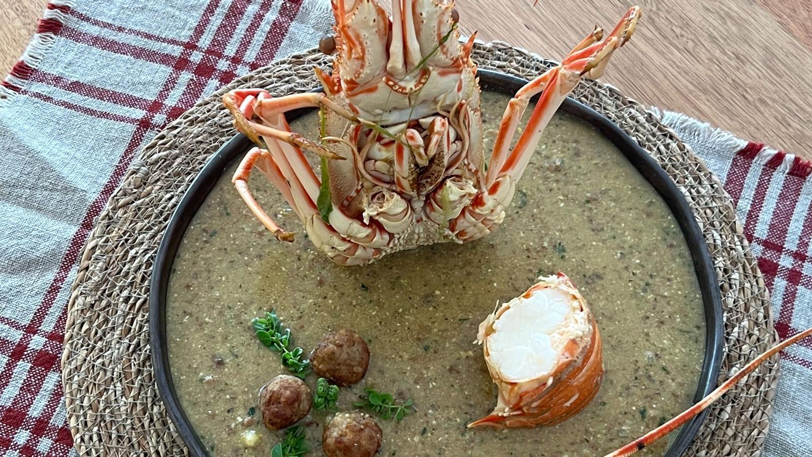 Der Hummer im Bomben, ein Rezept, das zu Beginn des 20. Jahrhunderts kreiert wurde, wurde zu einem der gastronomischen Symbole von Cala Rajada.