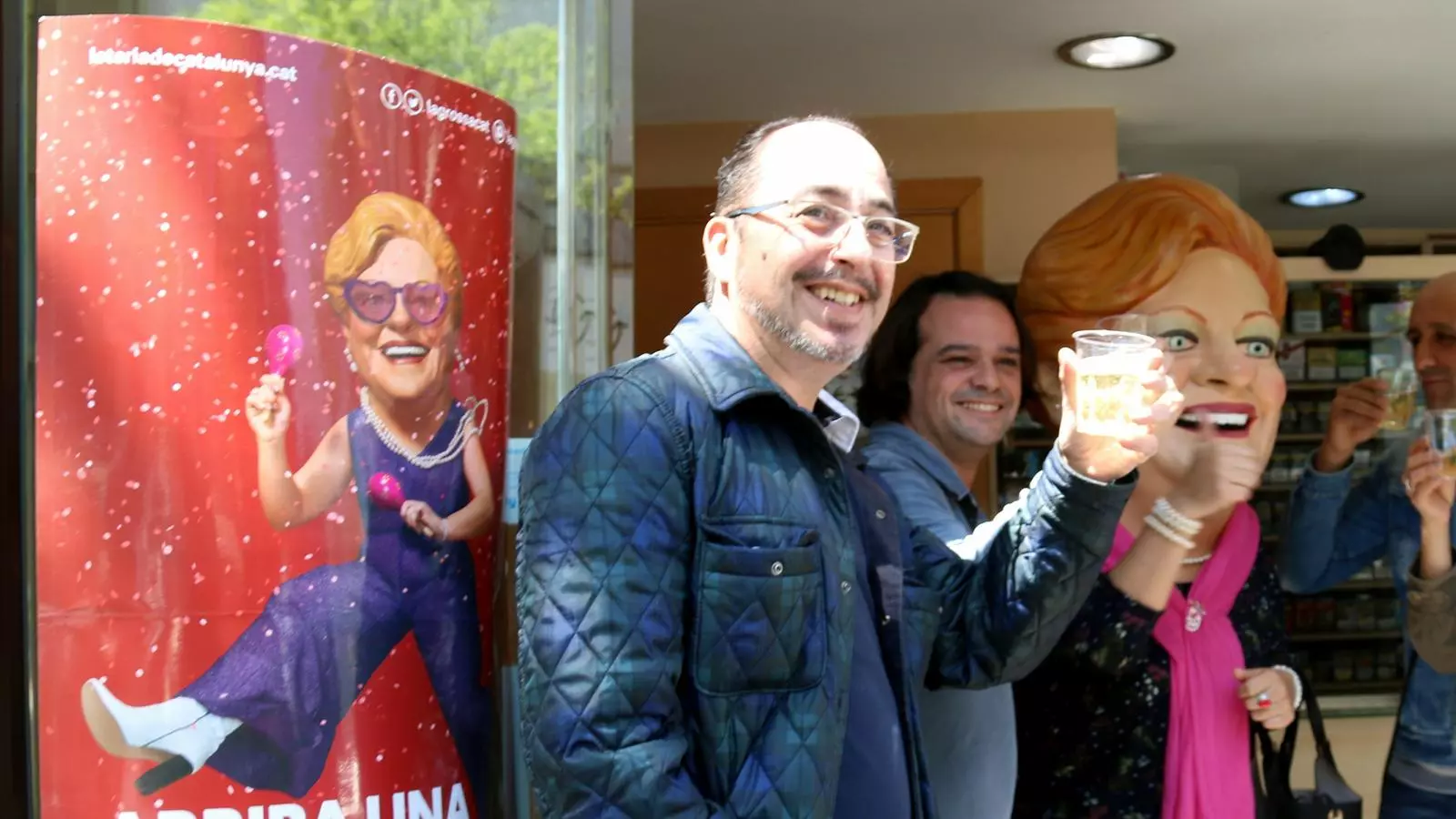 Els responsables de l'estanc del Carmel que han repartit el premi extraordinari de la Grossa de Sant Jordi celebren la notícia