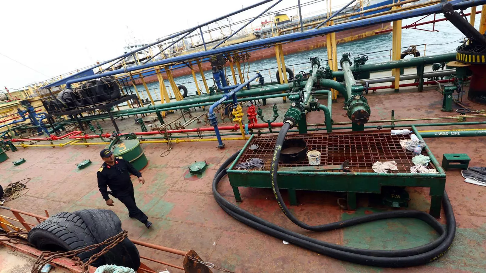 01. Un petrolier al port de Trípoli. Les reserves de petroli de Líbia són unes de les més grans de l’Àfrica.
02. Al fons, vista de la planta petroquímica d’Abu Kammaix, que ara està abandonada.