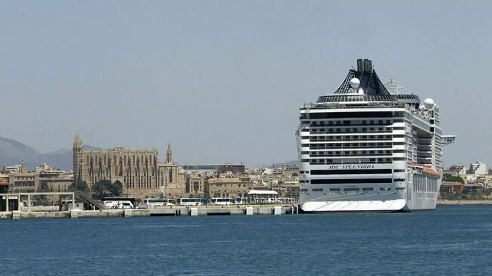 Imatge d'arxiu d'un megacreuer al port de Palma