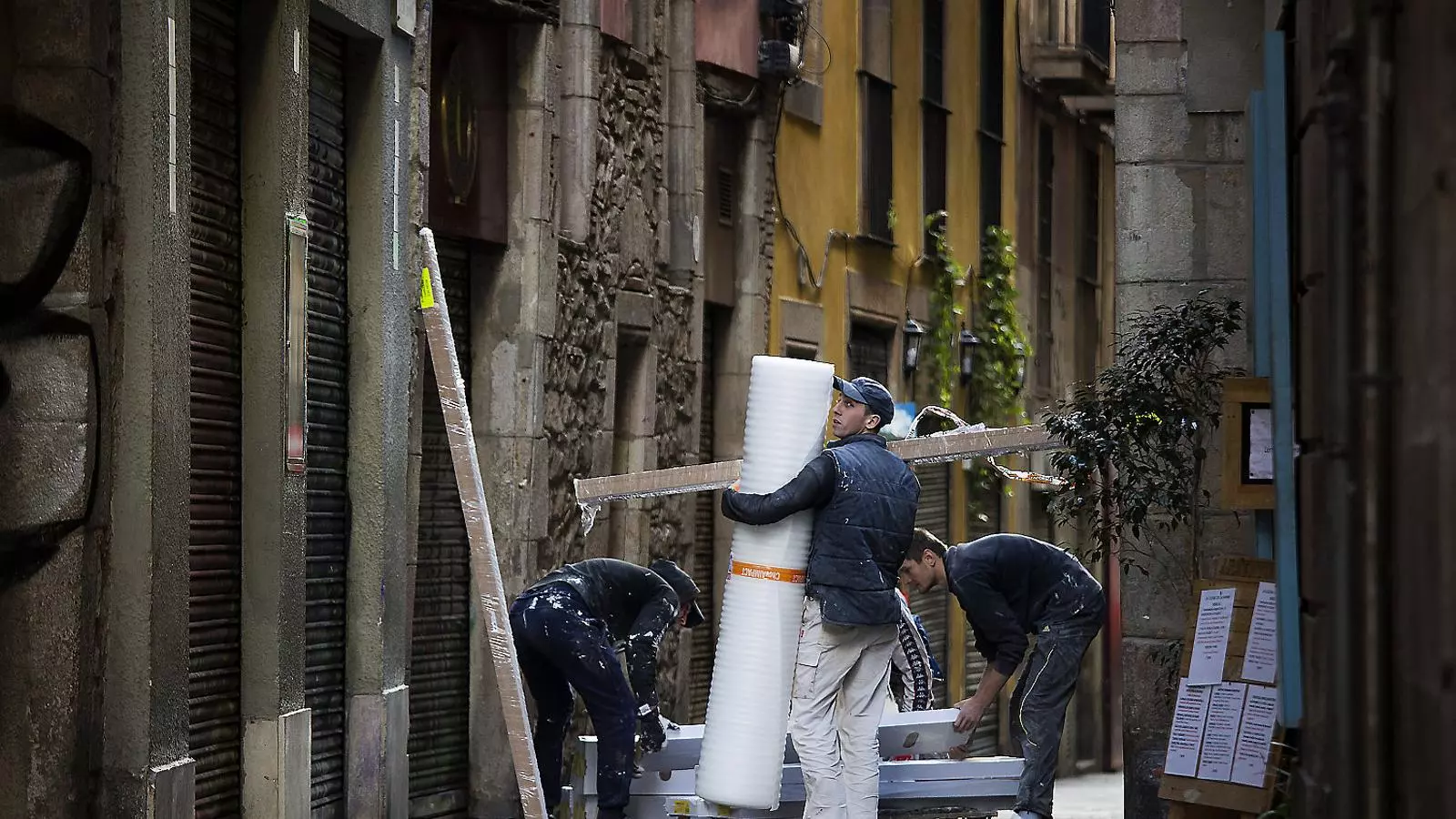 Un 80% dels joves ocupats a Espanya van rebutjar una oferta de feina el 2016. A la foto, tres joves treballant al Barri Vell de Barcelona.