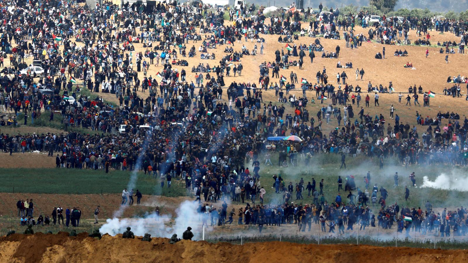 Soldats israelians disparant gas lacrimogen contra manifestants palestins el 2018.