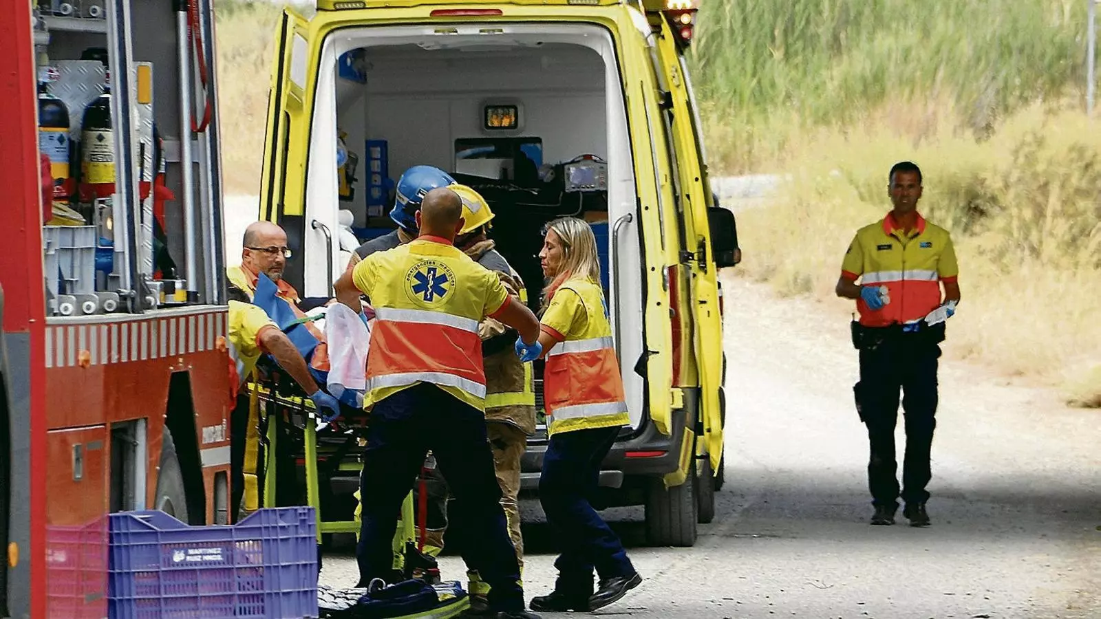 Un equip d’Emergències Mèdiques atenent un ferit a
La carretera.