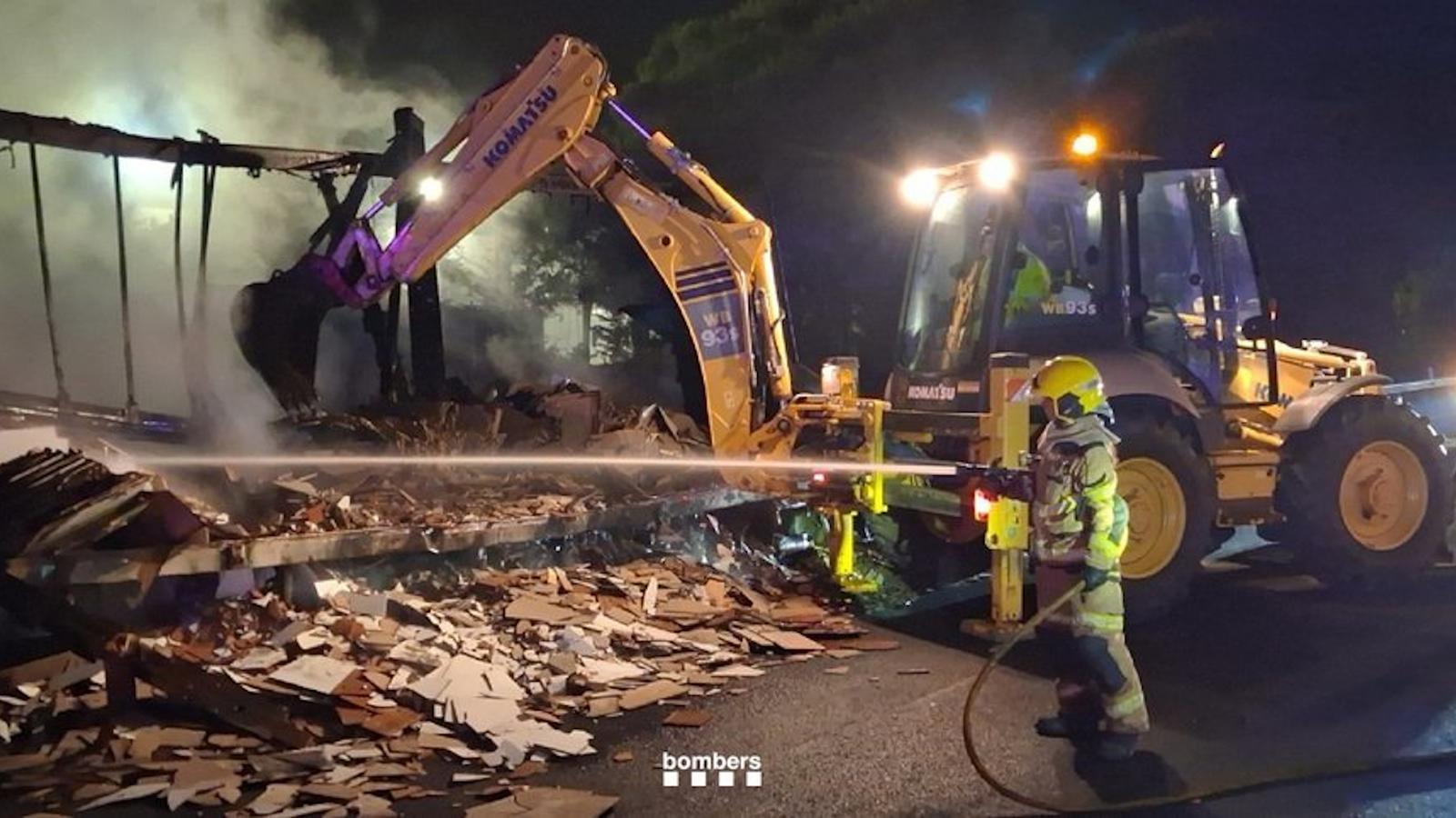Reabierto un carril de la AP-7 en sentido norte tras el incendio de dos camiones el lunes en Santa Margarida i els Monjos