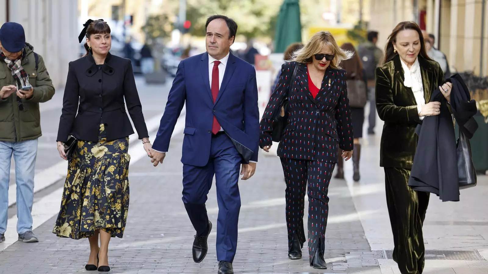 El president valencià, Juanfran Pérez Llorca, i la seva parella, Vanesa Soler, agafats de la mà en una imatge d'arxiu.