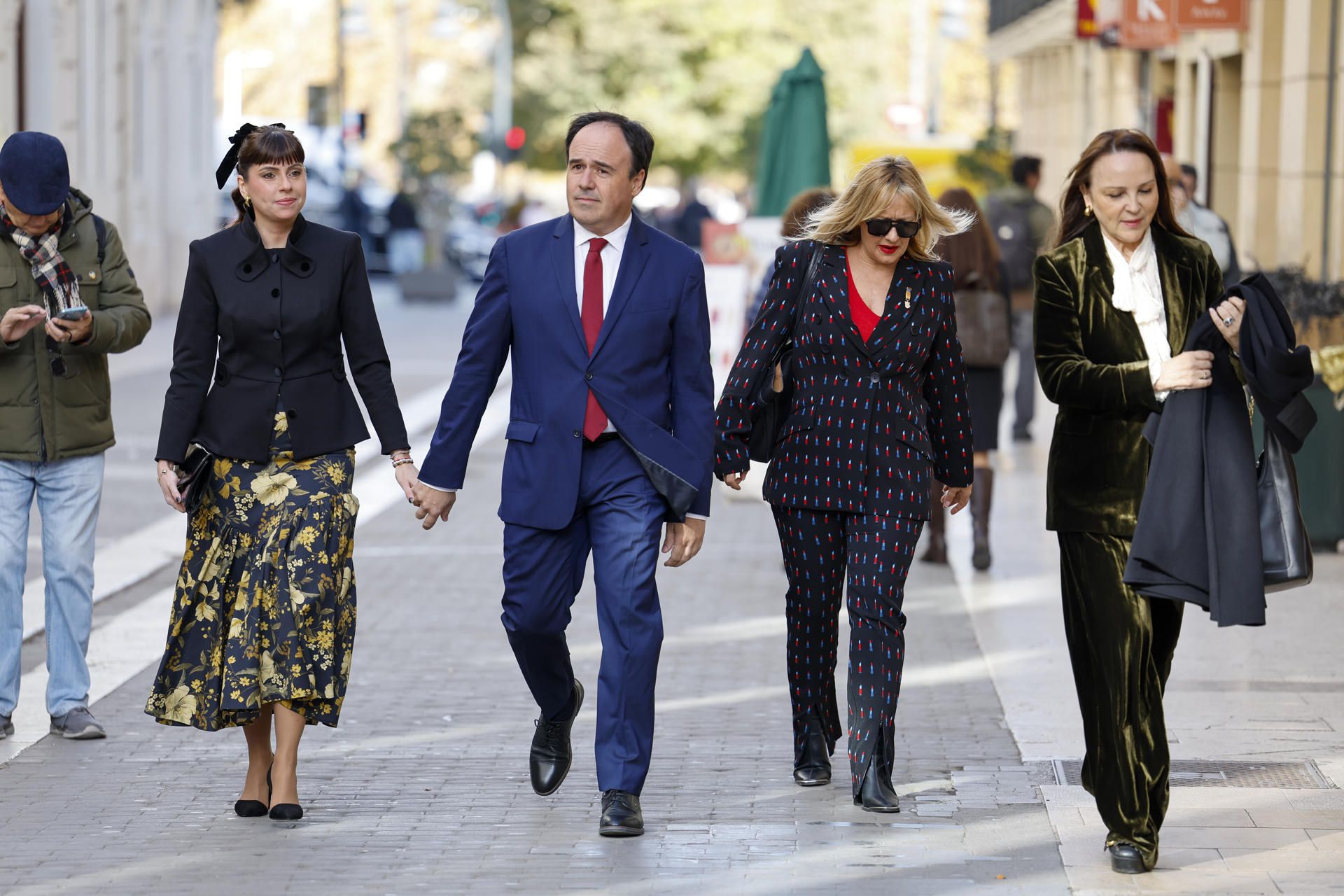 El president valencià, Juanfran Pérez Llorca, i la seva parella, Vanesa Soler, agafats de la mà en una imatge d'arxiu.
