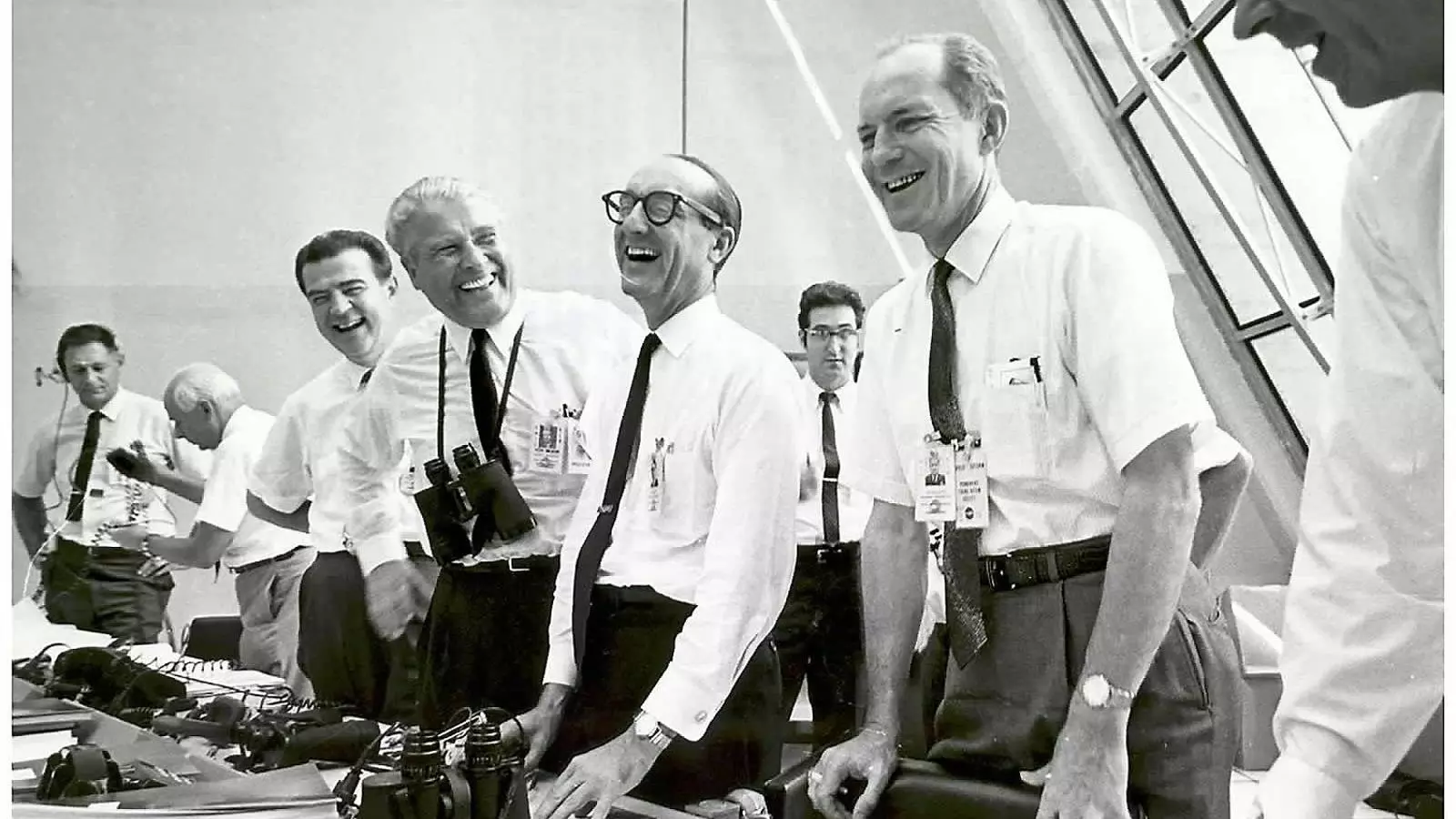 ELS ARTÍFEXS DE L’ÈXIT Relaxació després de l’èxit de l’enlairament de l’Apol·lo 11, el 16 de juliol del 1969. D’esquerra a dreta: Charles W. Mathews, administrador adjunt de Flight Space Manned; Wernher von Braun, director del Marshall Space Flight Center; George Mueller, administrador associat de l’oficina de vols espacials tripulats, i el tinent general Samuel C. Phillips, director del programa Apol·lo.