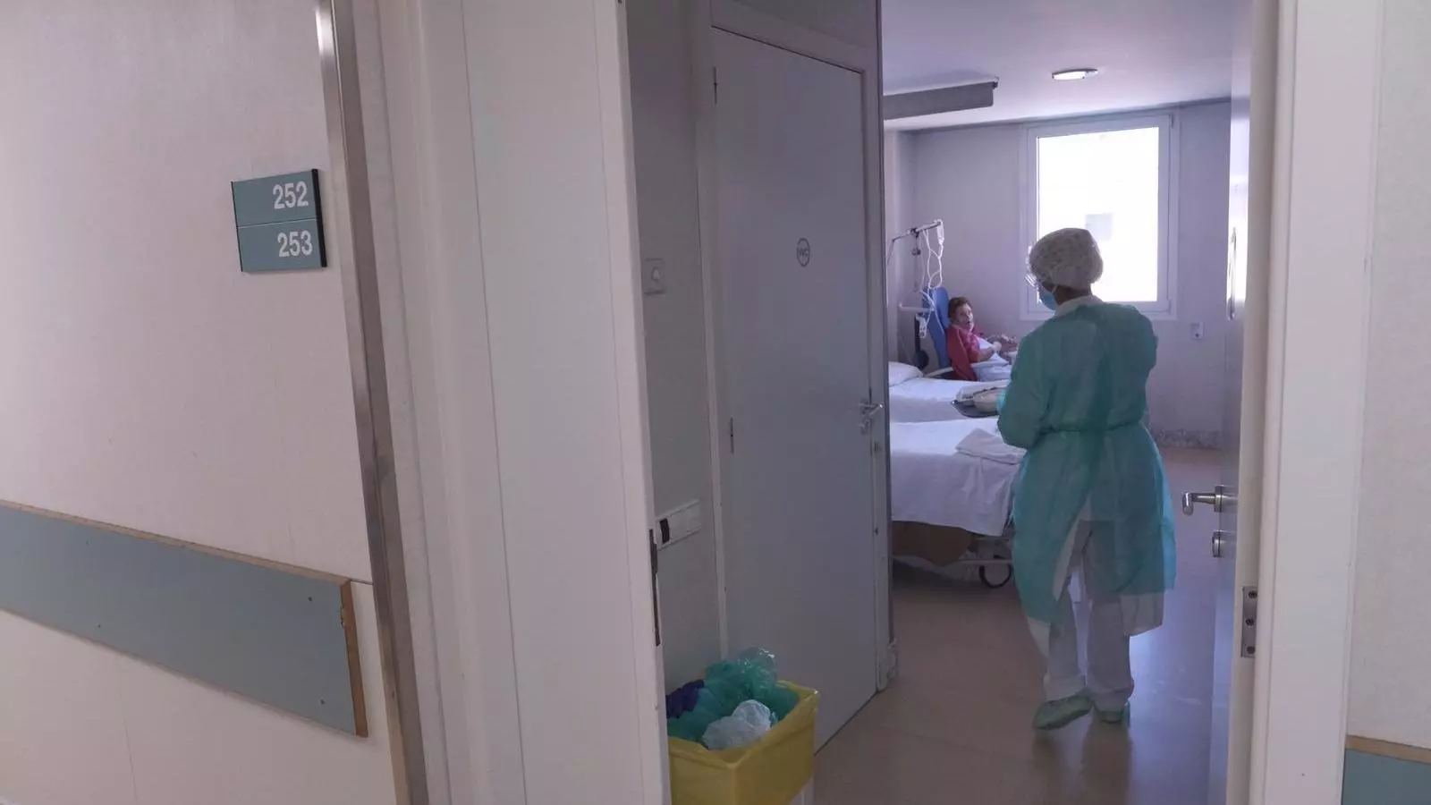 Una de les infermeres de l'Hospital de Campdevànol, aquest matí, atenent un dels pacients