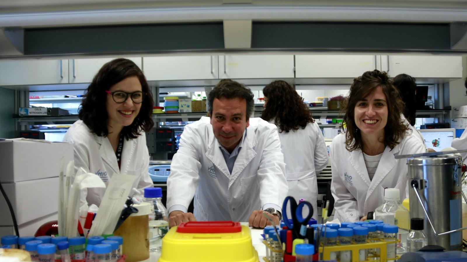 Els investigadors del grup d'expressió gènica i càncer del VHIO Joan Seoane, Mónica Pascual-García i Ester Bonfill-Teixidor, al laboratori.