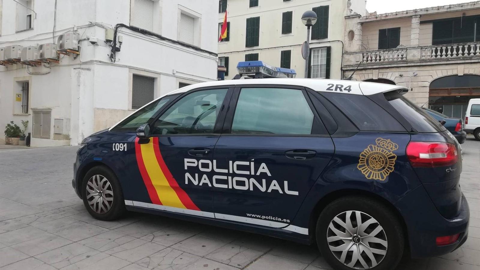 Un vehicle policial a Maó.