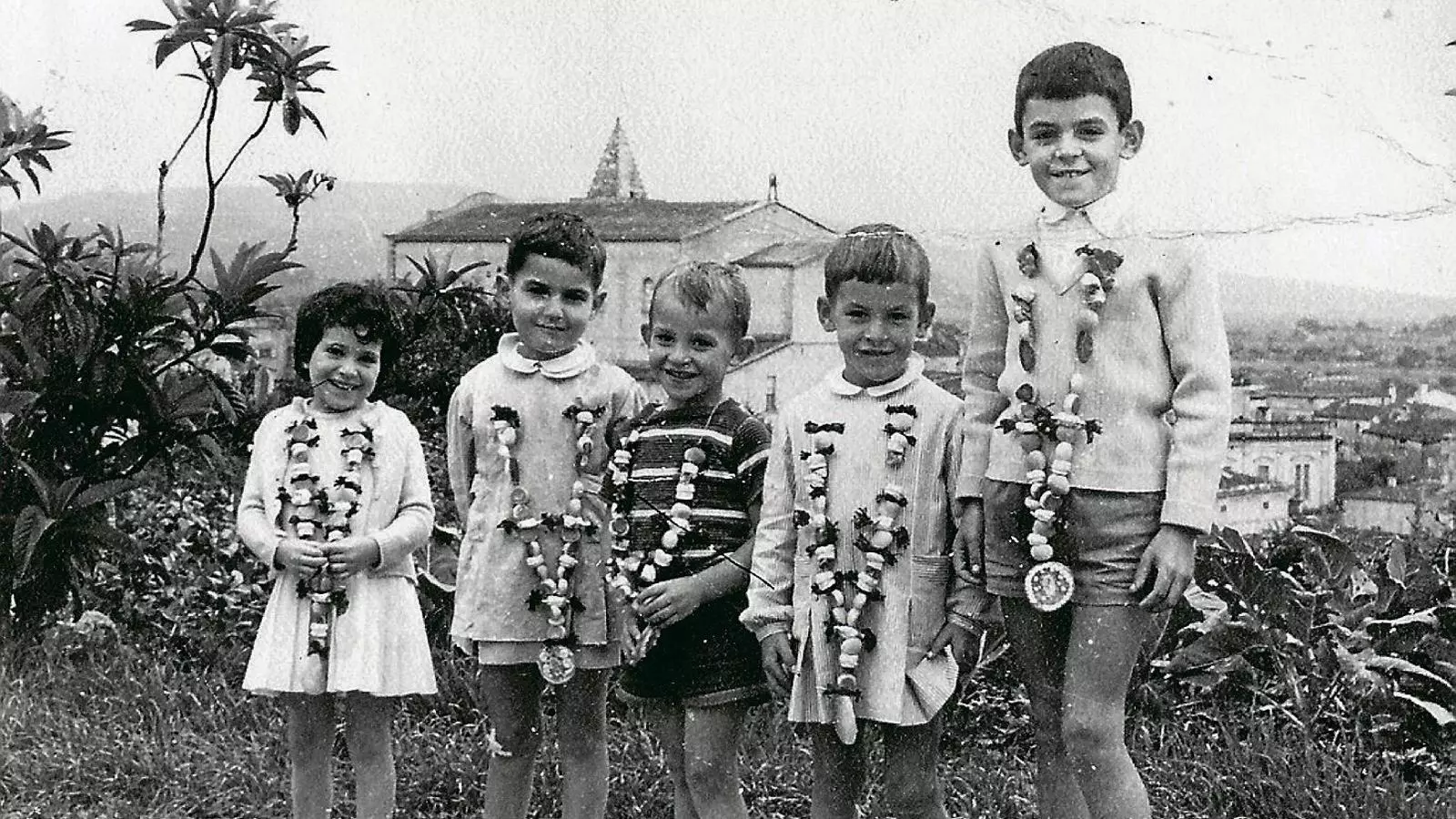 UN TEMPS PER TOTS SANTS Costums de la festa que recull el projecte Tradicionari #01 la Casa Pare Ginard. Museu de la Paraula de Sant Joan. 01. Infants amb rosaris de l’arxiu d’Amador Bauçà
02. Lloc de venda de flors a la Plaça Major presa pel fotògraf Joanet. FAM 03. Lloc de venda de flors a la plaça Marquès del Palmer. FAM
04. Dones fent bunyols. FAM 05. Cementiri de Palma. Col·lecció Nicolau Tous. FAM
06. Infants amb rosaris de l’arxiu d’Amador Bauçà
07. Antic cementiri de Palma. Col·lecció Nicolau Tous. FAM (Fotos Antiguas de Mallorca)