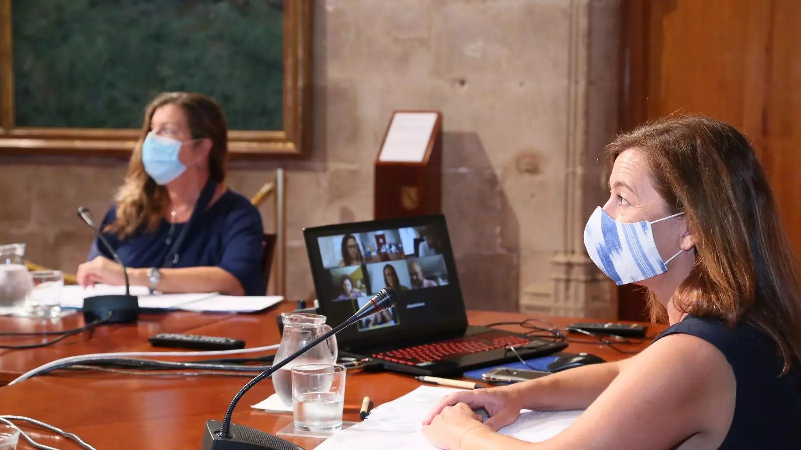 La presidenta del Govern, Francina Armengol, i la consellera de Salut, Patricia Gómez, aquest dilluns en el Consolat de Mar