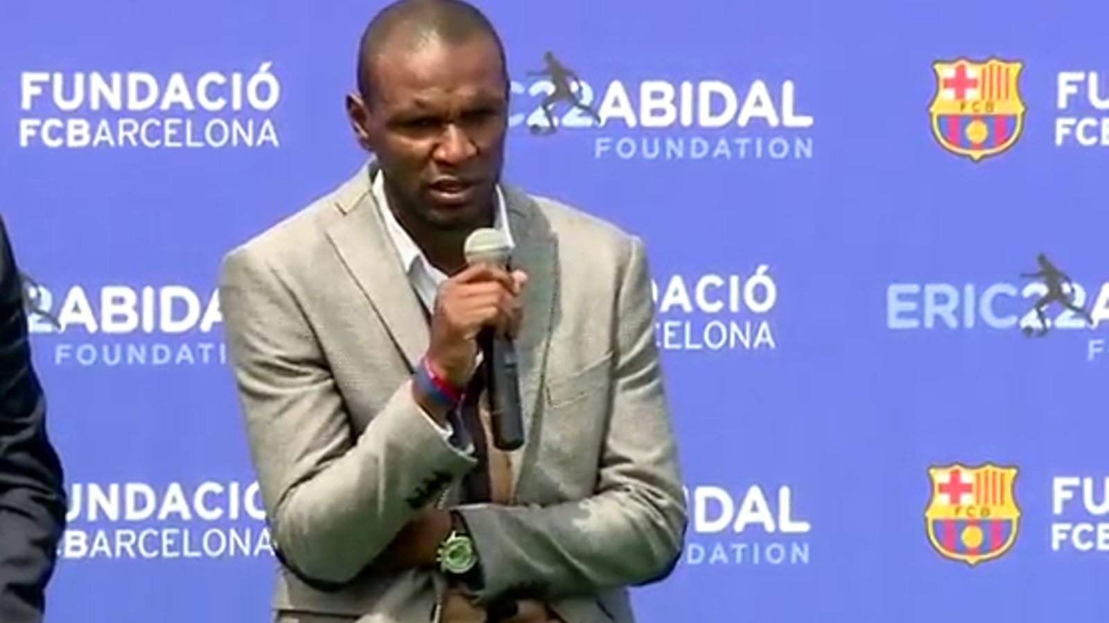 Éric Abidal durant la presentació de l'acord