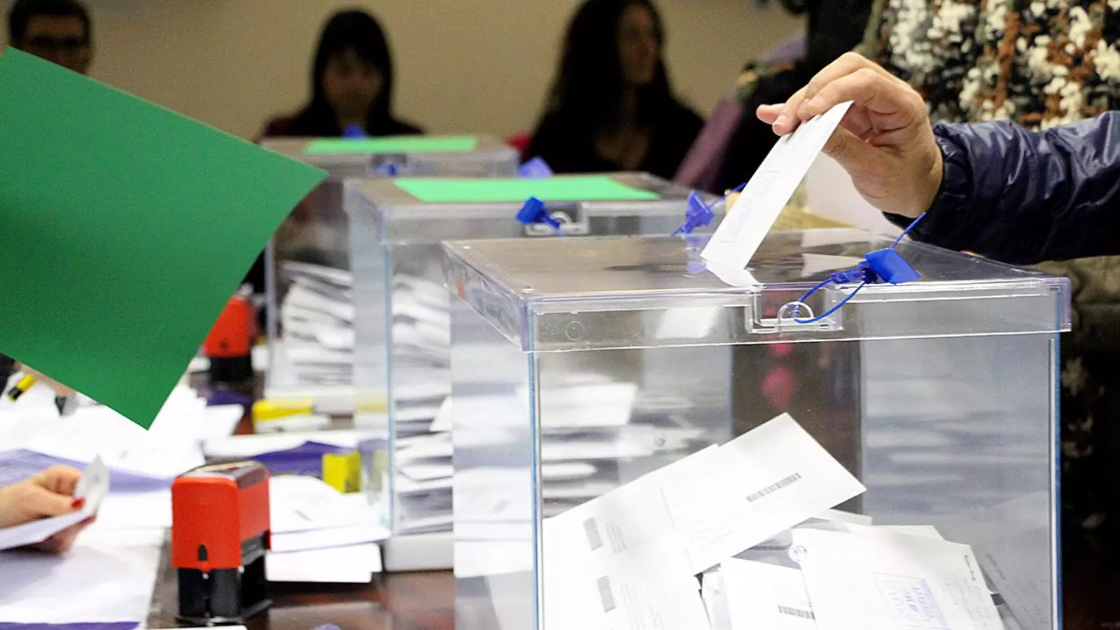 Una persona vota a l'ambaixada d'Espanya a Andorra per les eleccions al Parlament de Catalunya. / M. M.