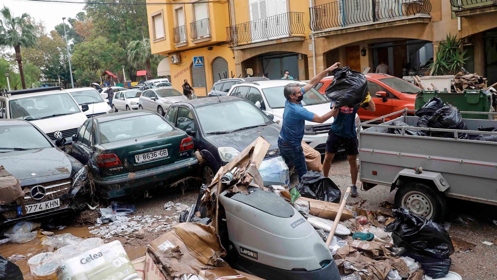 Veïns de Benifaió han dedicat tota la jornada a netejar les seves vivendes i comerços, molts d'ells, inundats durant el temporal de pluges