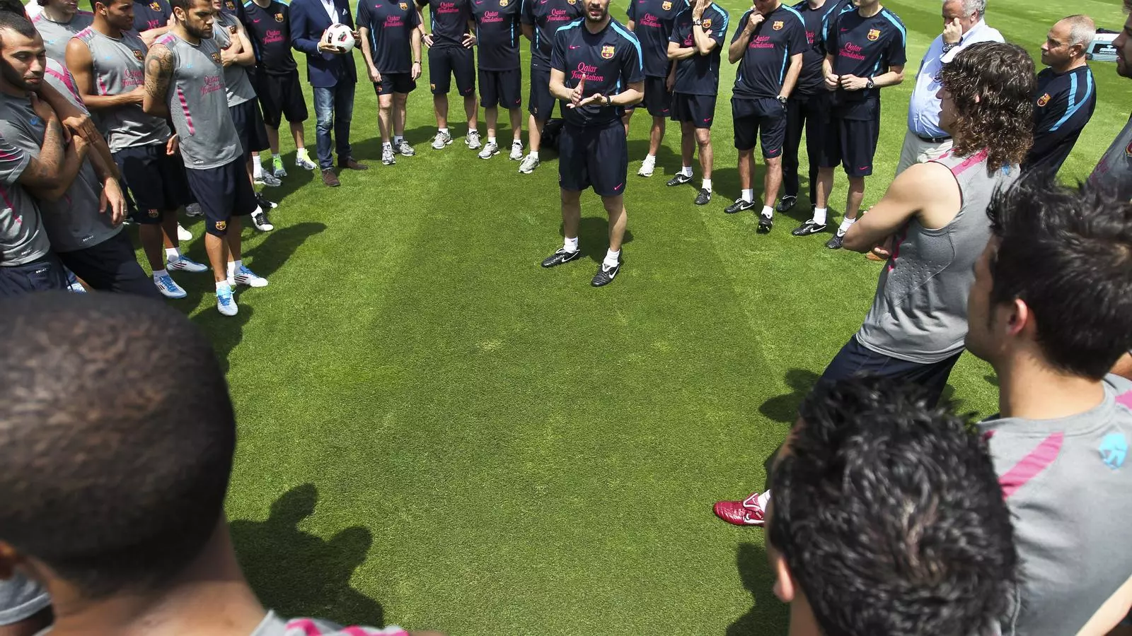 LES XERRADES DE GUARDIOLA Durant els entrenaments, I abans i després dels partits, el tècnic sempre té llargues converses col·lectives amb els seus jugadors.