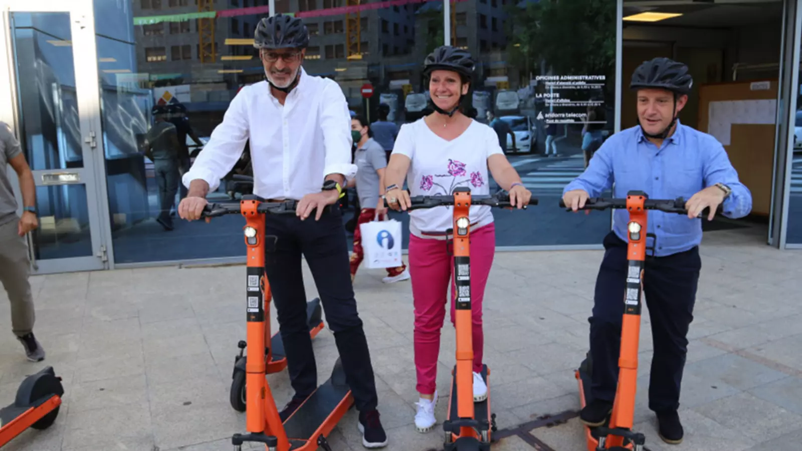 Les autoritats abans d'iniciar el traçat en patinet elèctric.