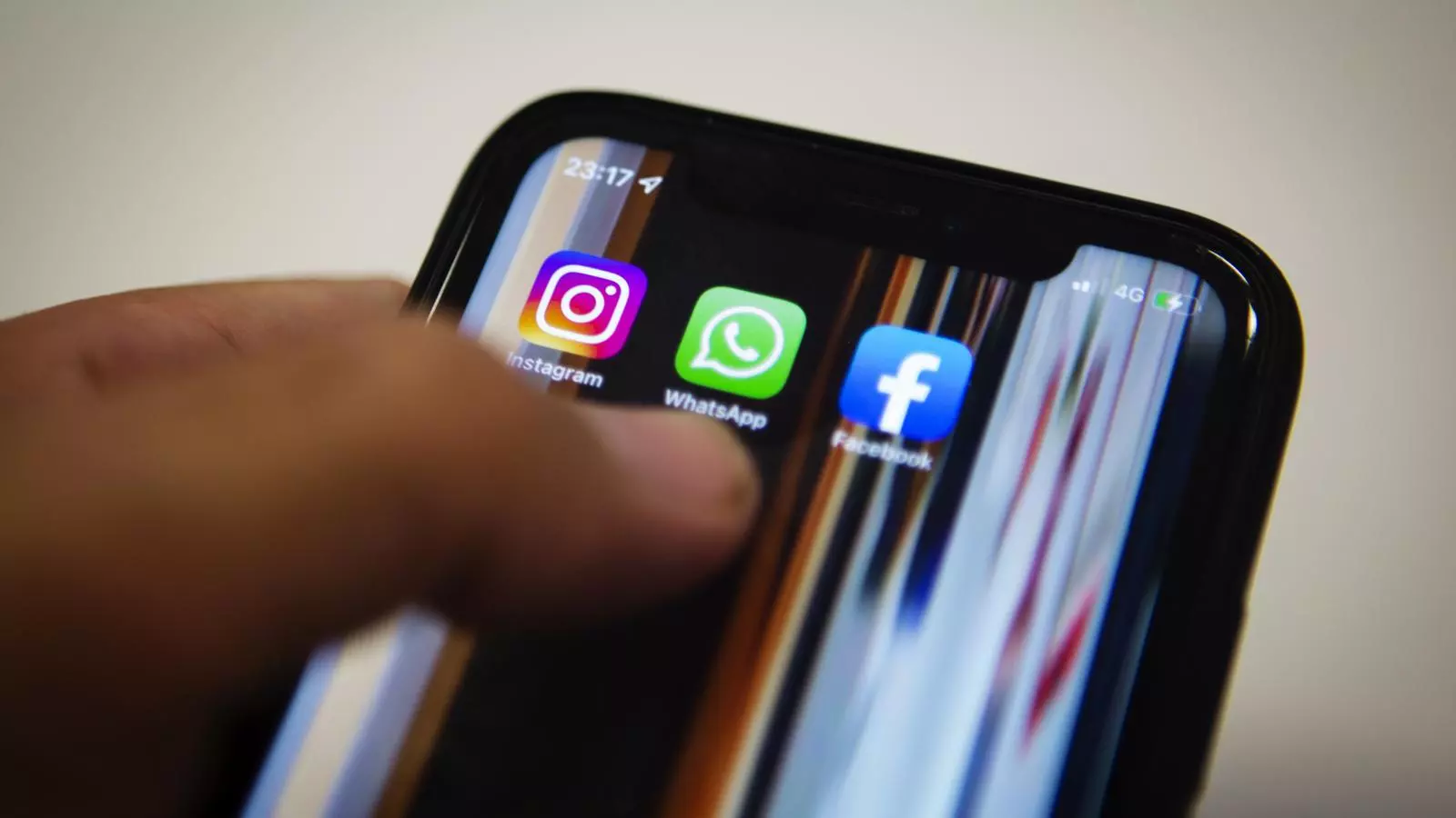 Un mòbil amb les aplicacions de les xarxes socials Instagram i Facebook.