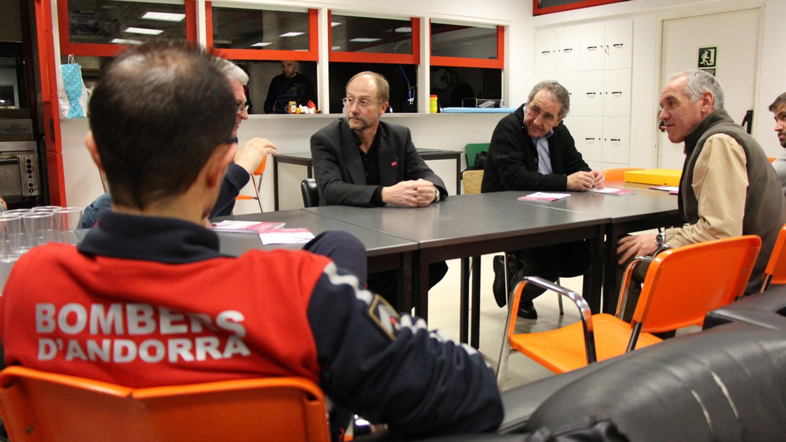 Víctor Naudi i Jaume Bartumeu s'han desplaçat a la caserna de Santa Coloma./ G.LL.T.