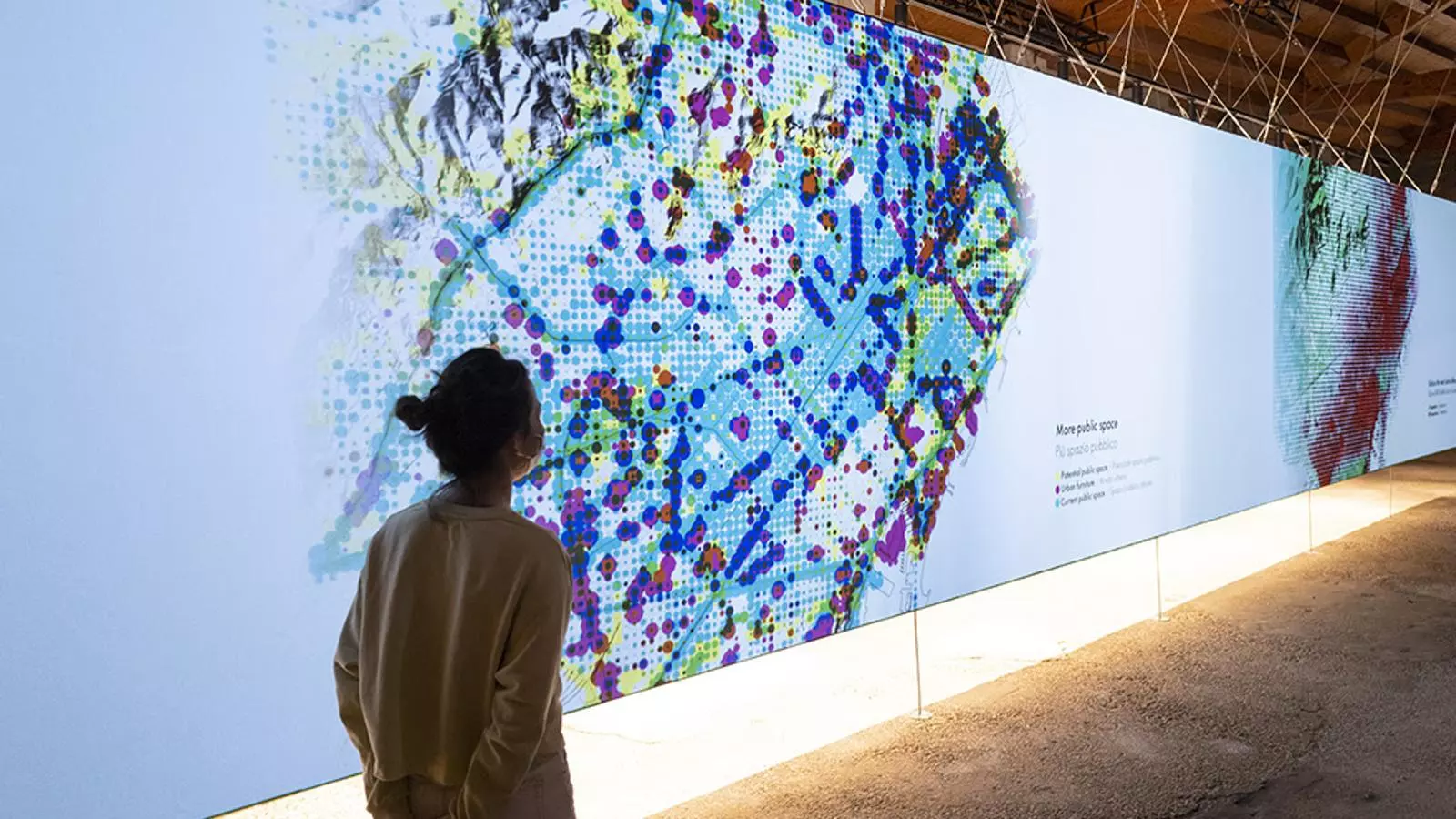 El pavelló català d'aquesta Biennale inclou dues marcroinstal·lacions sobre la contaminació de l'aire a Barcelona