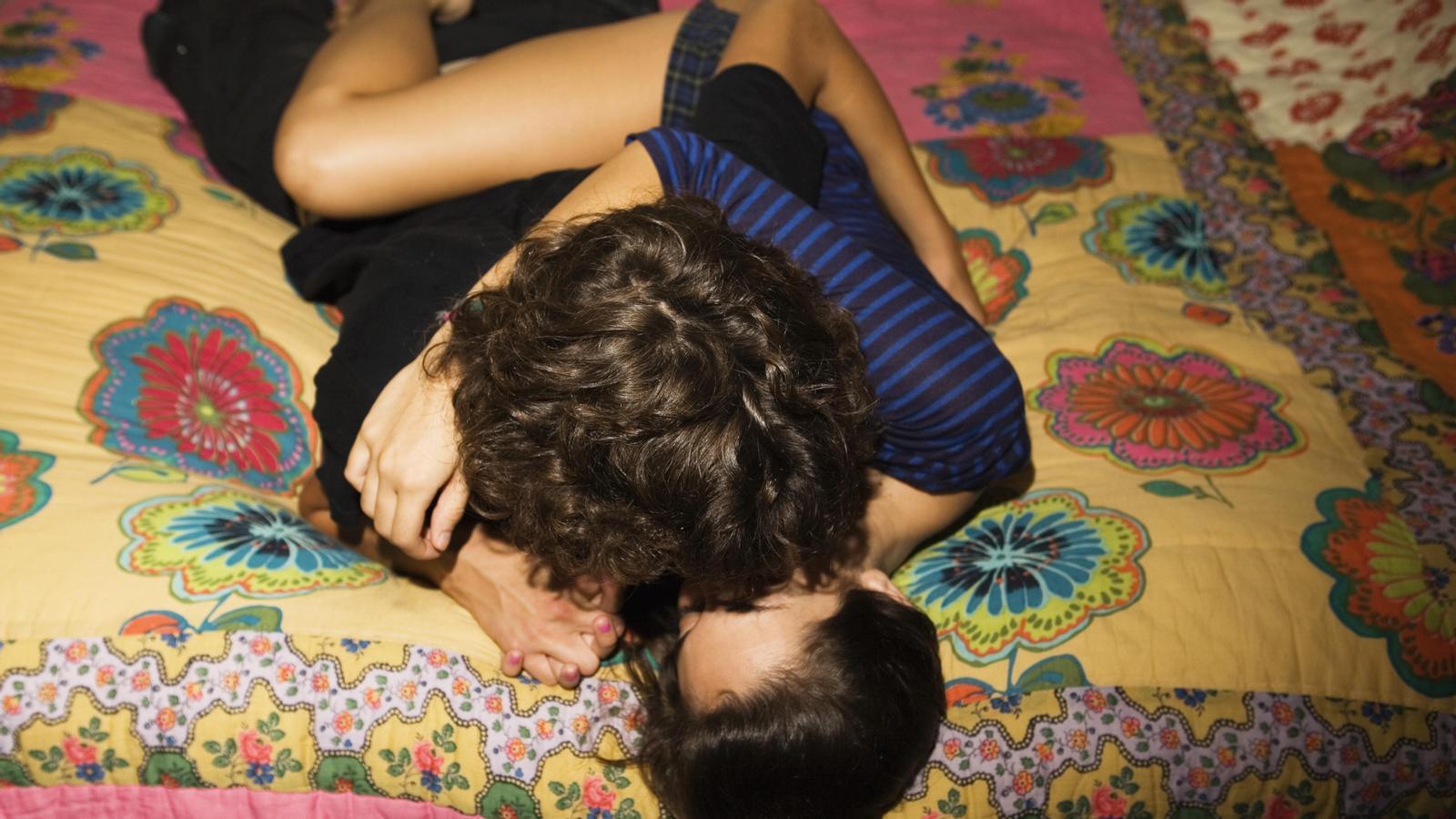 Una pareja de adolescentes en casa